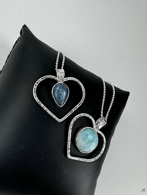 Strieborný 925/1000 prívesok srdiečko s prírodným minerálom (Larimar)