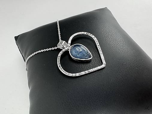 Strieborný 925/1000 prívesok srdiečko s prírodným minerálom (Larimar)