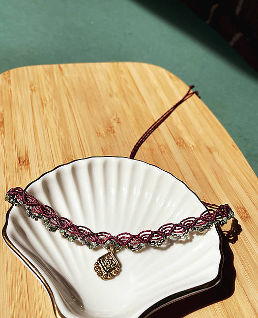 Náhrdelníky - PLUM GREEN BEADS micro macramé choker - 16671709_