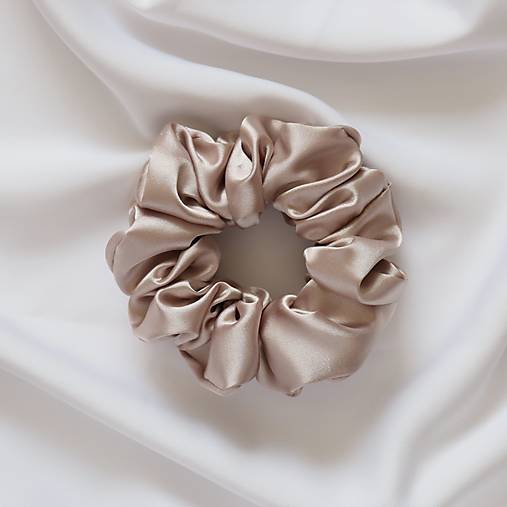 Ozdoby do vlasov - Saténová scrunchie | CLASSIC (Piesková) - 16674156_
