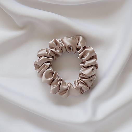 Ozdoby do vlasov - Saténová scrunchie | MINI (Piesková) - 16674157_