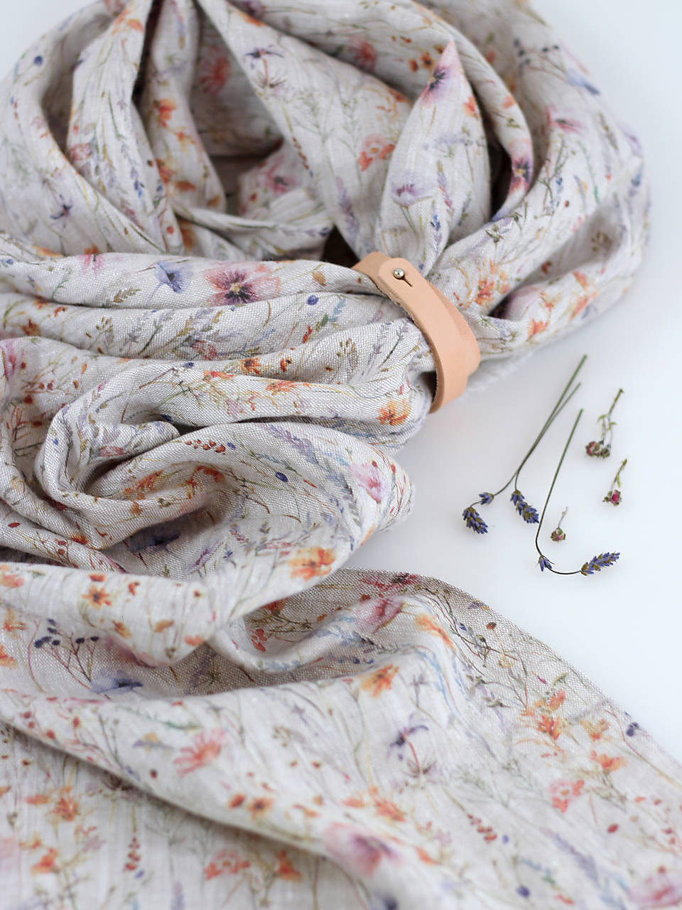 Exkluzívna dámska prírodná šatka s kvetinami "Akvarelové leto"