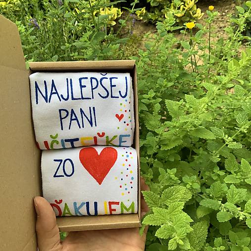 Maľované pestrofarebné ponožky pre Najlepšiu PANI UČITEĽKU a nápisom “zo ❤️ ĎAKUJEME” (S čiernou)