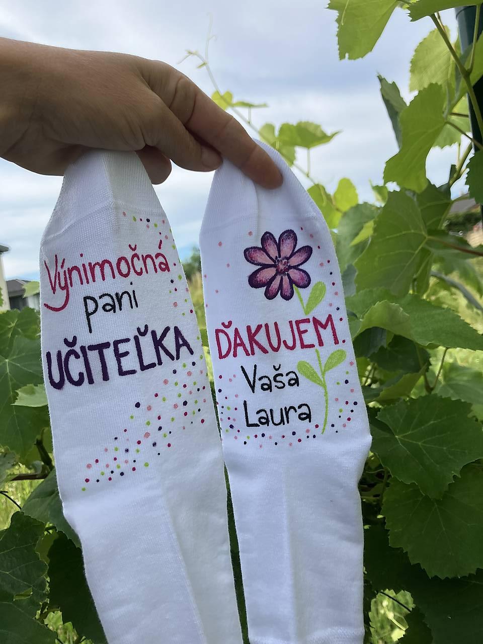 Maľované pestrofarebné ponožky pre výnimočnú PANI UČITEĽKU a nápisom na želanie 