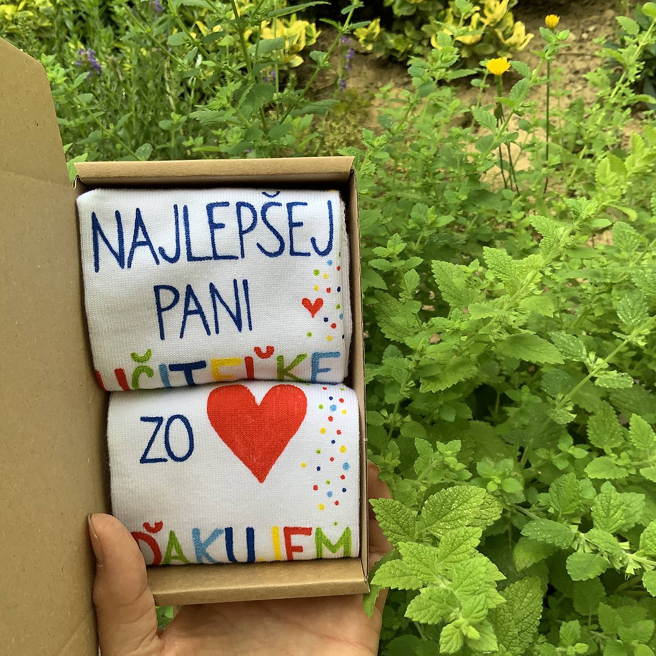 Maľované pestrofarebné ponožky pre Najlepšiu PANI UČITEĽKU a nápisom “zo ❤️ ĎAKUJEME” (S čiernou)