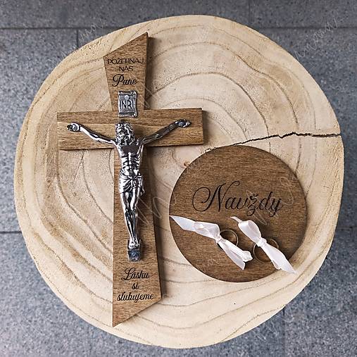 Dekorácie - Svadobný krížik (25 cm) a tanierik na prstene - 16680978_
