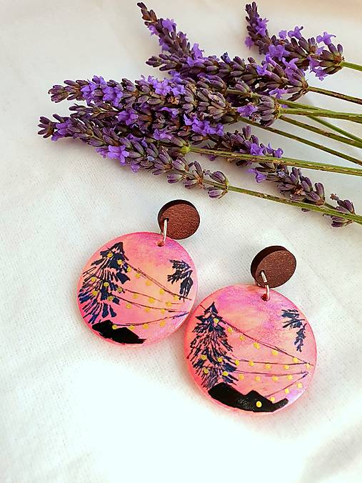 Náušnice - Drevené ručne maľované visiace náušnice Ulica pri západe slnka - 16680293_