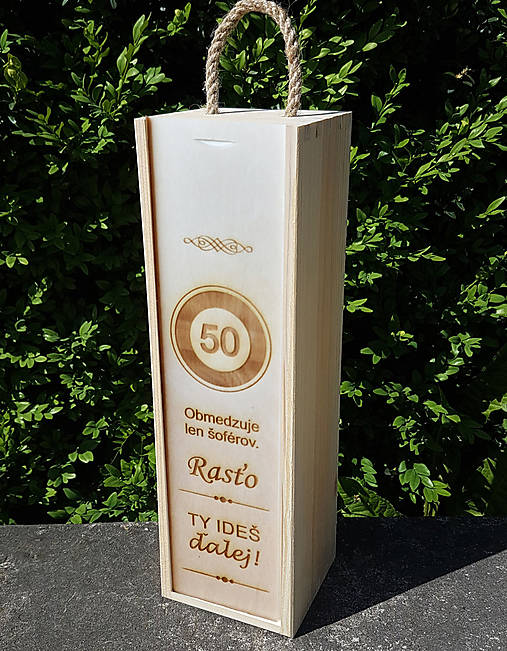 Darčekový drevený obal na vínko k jubileu 50