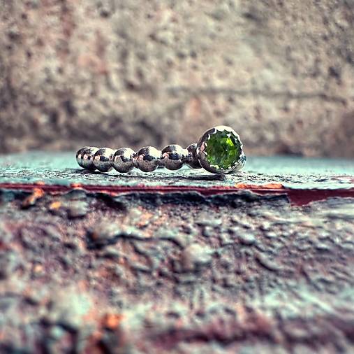Strieborný prsteň s olivínom