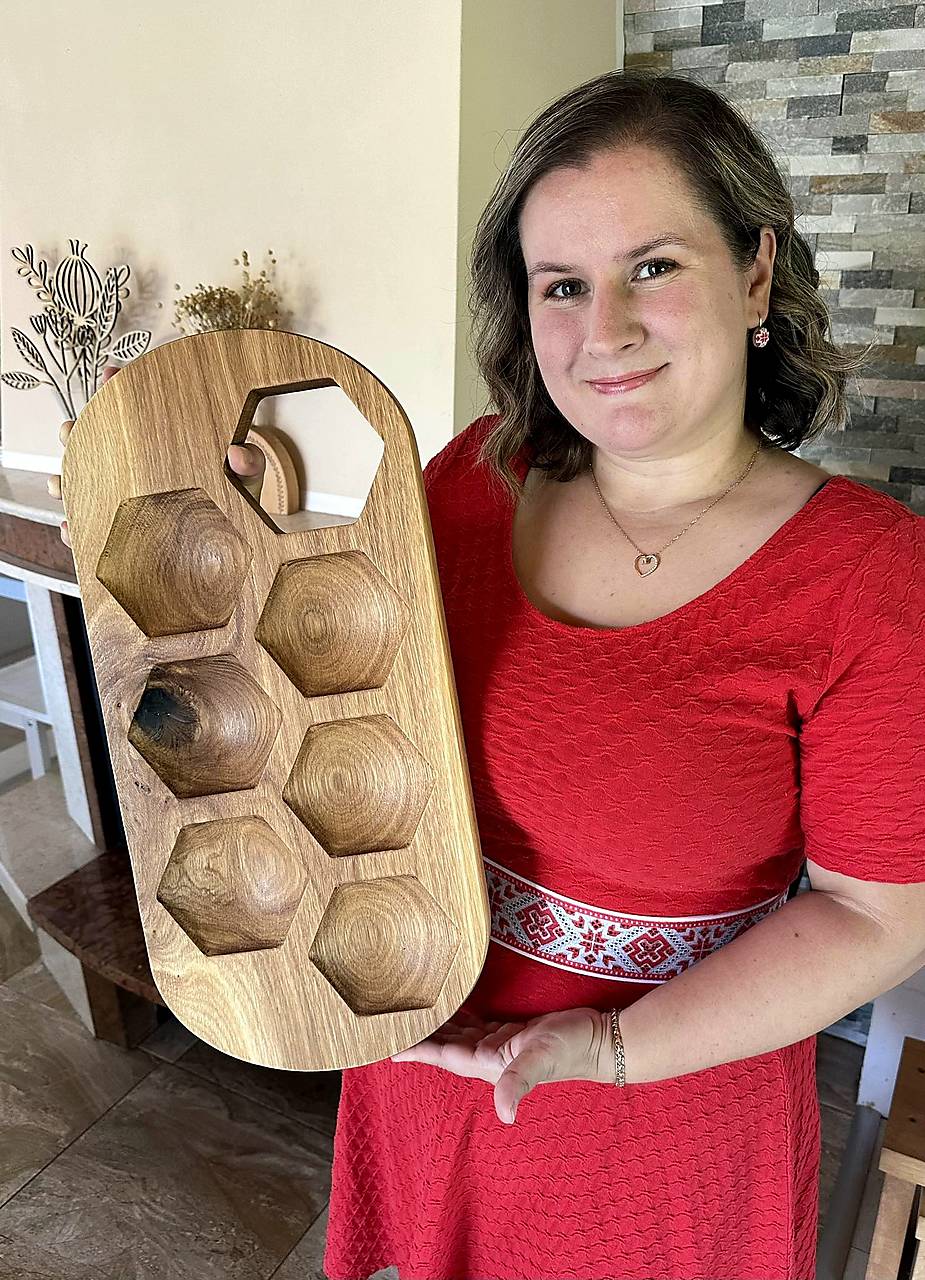 Servírovací dubový podnos "včelie plásty"