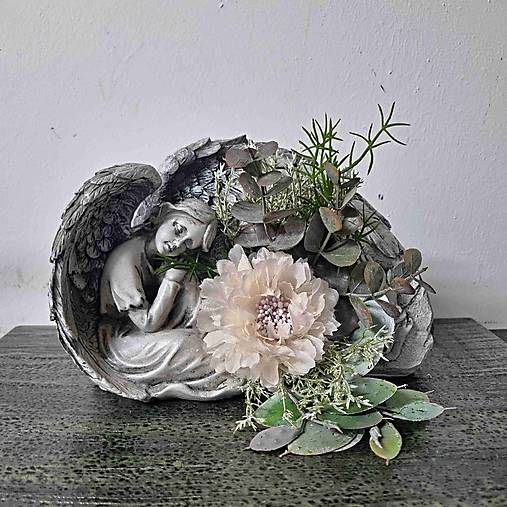 Dekorácie - Dušičky - spomienková ikebana č.102, anjel v krídlach - 16692166_