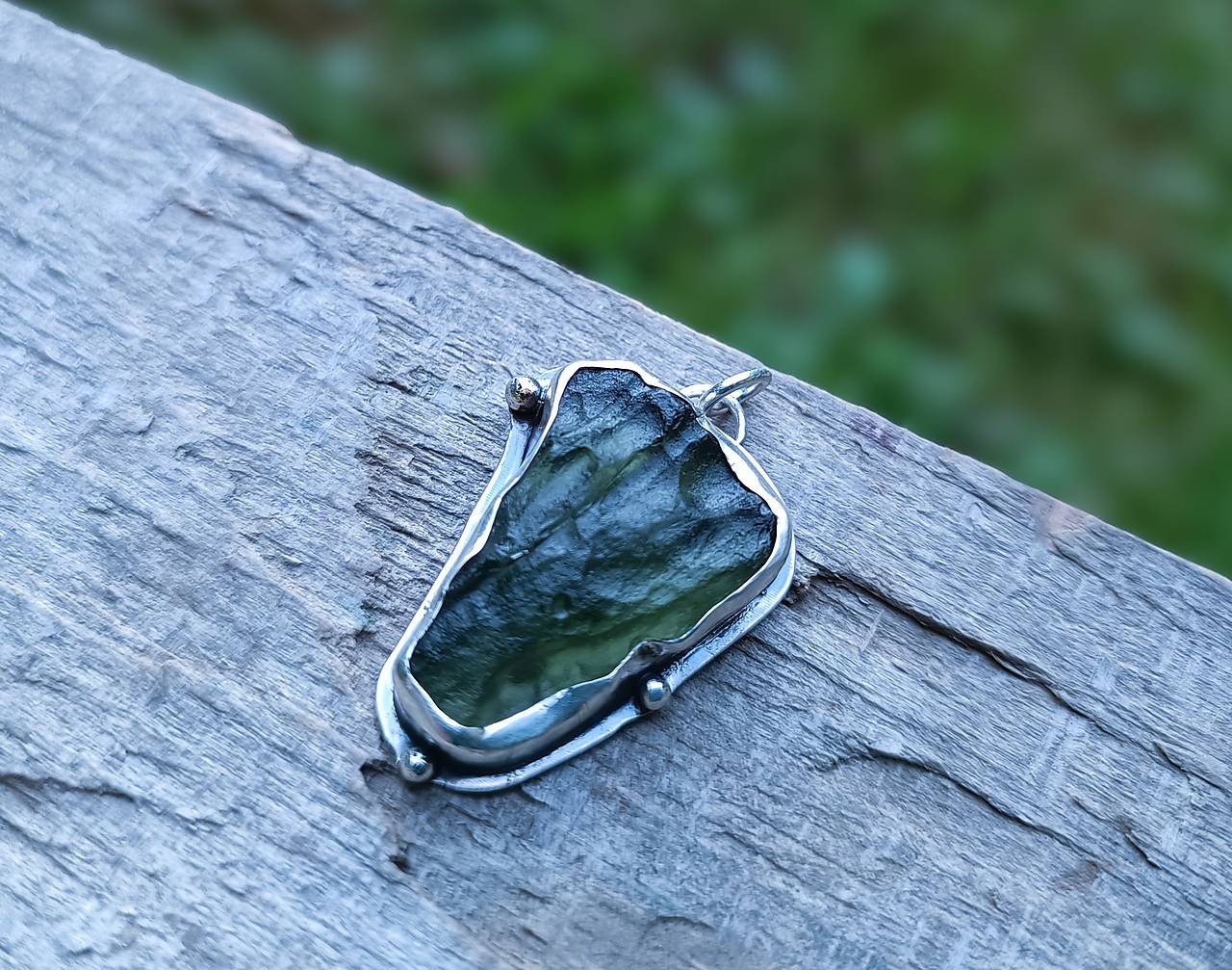 Strieborný Prívesok s Vltavínom