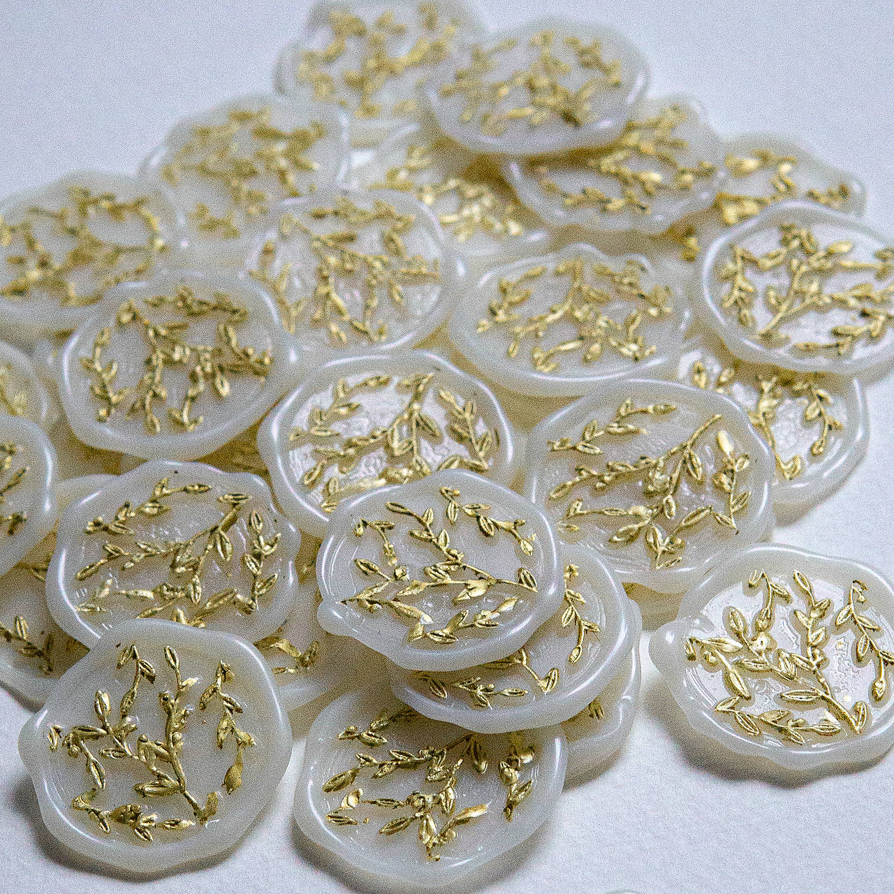 Pečate: Transparentné so zlatými lístkami