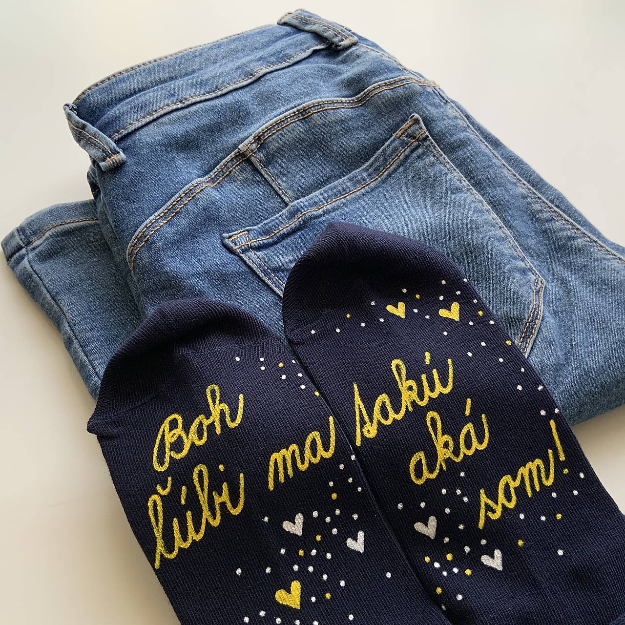 Motivačné maľované ponožky s nápisom: "Boh ľúbi ma takú, aká som...!"