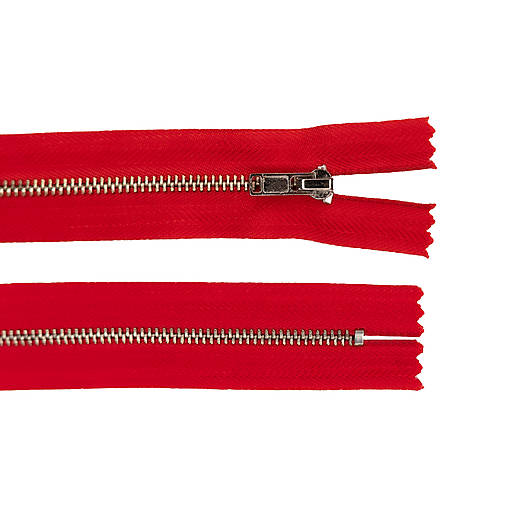 Galantéria - Zips červený, kovový strieborný, šírka zúbkov 5mm, dĺžka 15 cm - 16697705_