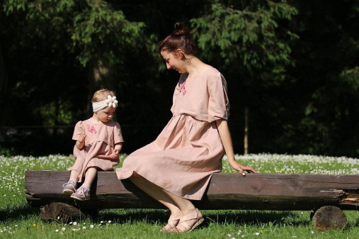 Šaty - Vyšívané ľanové šaty "MAMA" ružové - 16697437_