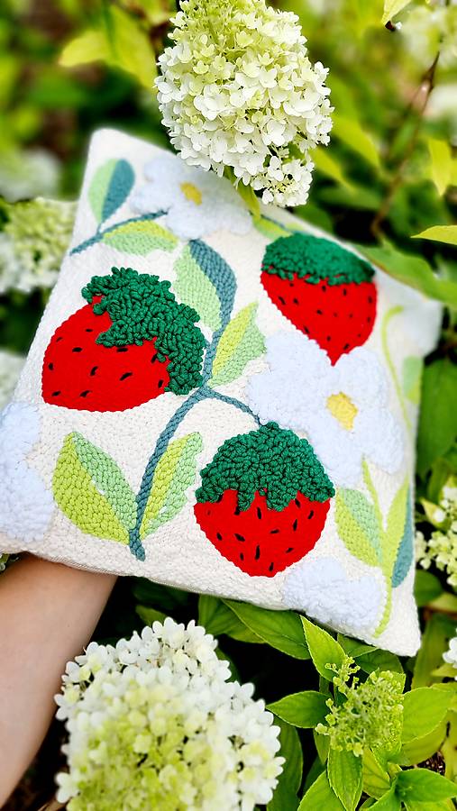 Úžitkový textil - Jahôdky - slučkovaný poťah na vankúš - 16700111_