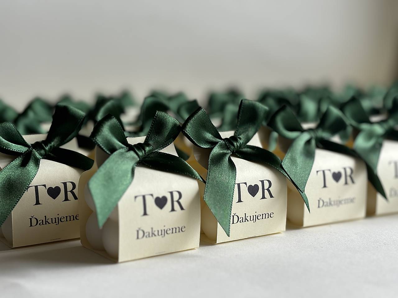 Darčeky a menovky pre svadobných hostí smaragdová