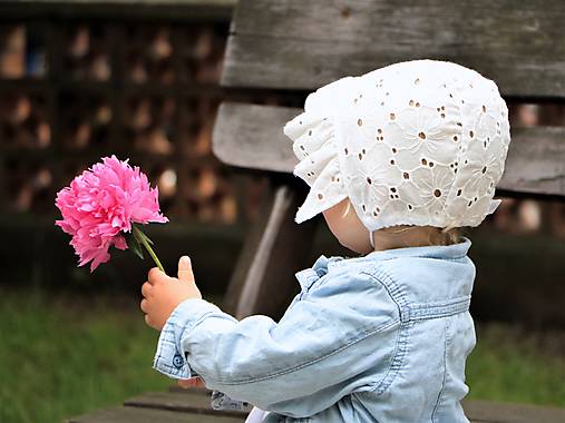 Letný detský čepček Diana white s jednovrstvovým šiltom