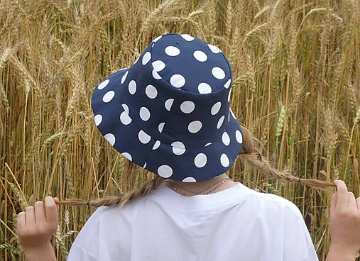 Čiapky, čelenky, klobúky - Klobúčik BODKY na tmavomodrej - 16703346_