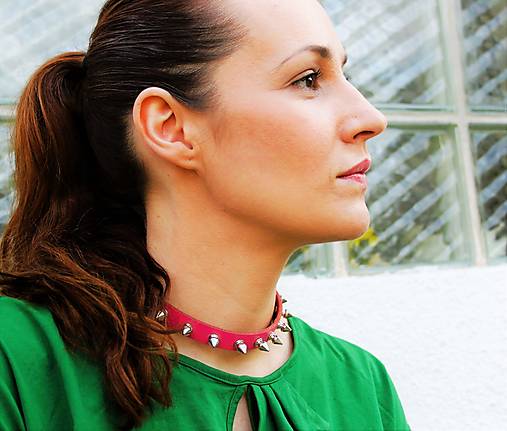 Náhrdelníky - Kožený Choker s hroty, více barev - 16709556_