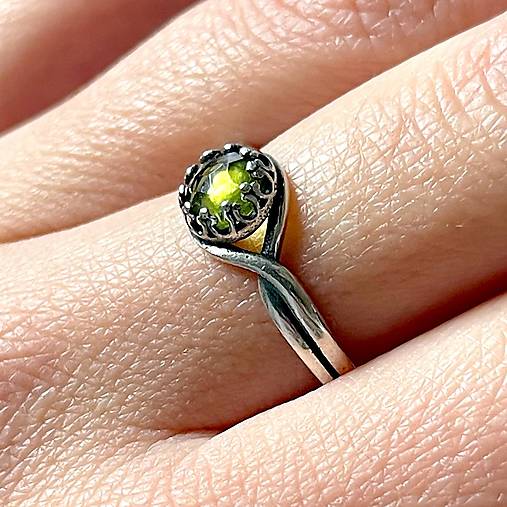 Peridot Antique Silver Ring  / Vintage prsteň s olivínom M001