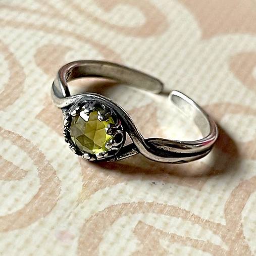 Peridot Antique Silver Ring  / Vintage prsteň s olivínom M001