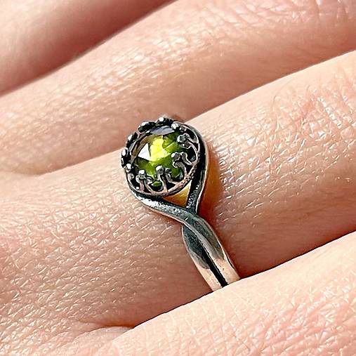 Peridot Antique Silver Ring  / Vintage prsteň s olivínom M001