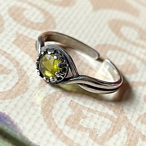 Peridot Antique Silver Ring  / Vintage prsteň s olivínom M001