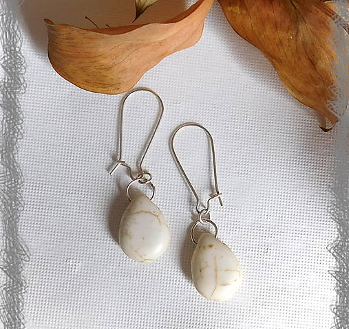 Náušnice - kvapky howlitu slonová kosť - 16713967_