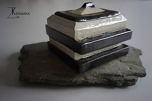 Nádoby - Keramická černo-bílá dóza/cukřenka - 16713070_