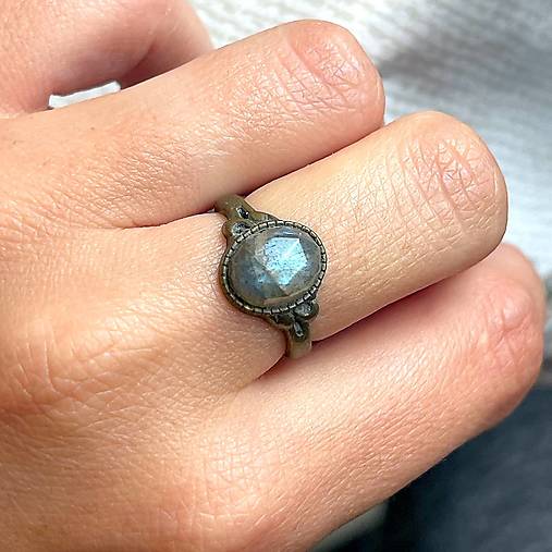 ZĽAVA 5% Simple Mini Bronze Faceted Labradorite Ring / Jemný bronzový prsteň s brúseným labradoritom E035