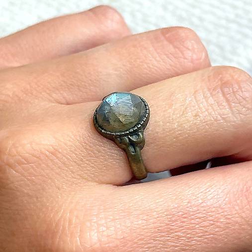 ZĽAVA 5% Simple Mini Bronze Faceted Labradorite Ring / Jemný bronzový prsteň s brúseným labradoritom E035