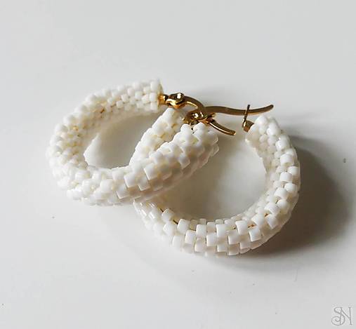 Náušnice - Biele kruhové handmade náušnice z korálok s chirurgickou oceľou - 16715289_