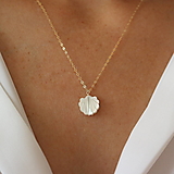 Náhrdelníky - Náhrdelník s mušľou z perletě (gold filled) - 16718240_