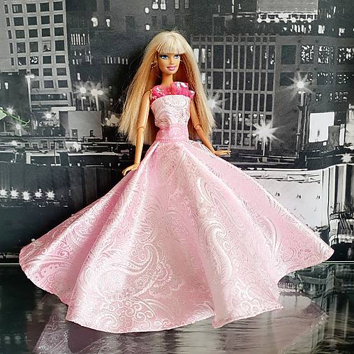 Princeznovské brokátové šaty pre Barbie