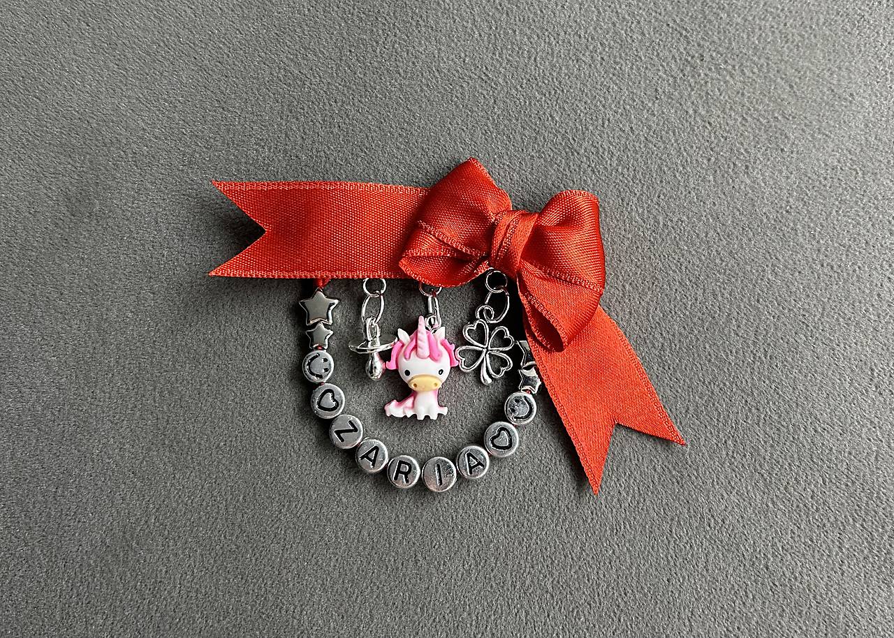 Mašlička proti urieknutiu na kočík/vajíčko s jednorožcom, štvorlístkom, cumlíkom a menom