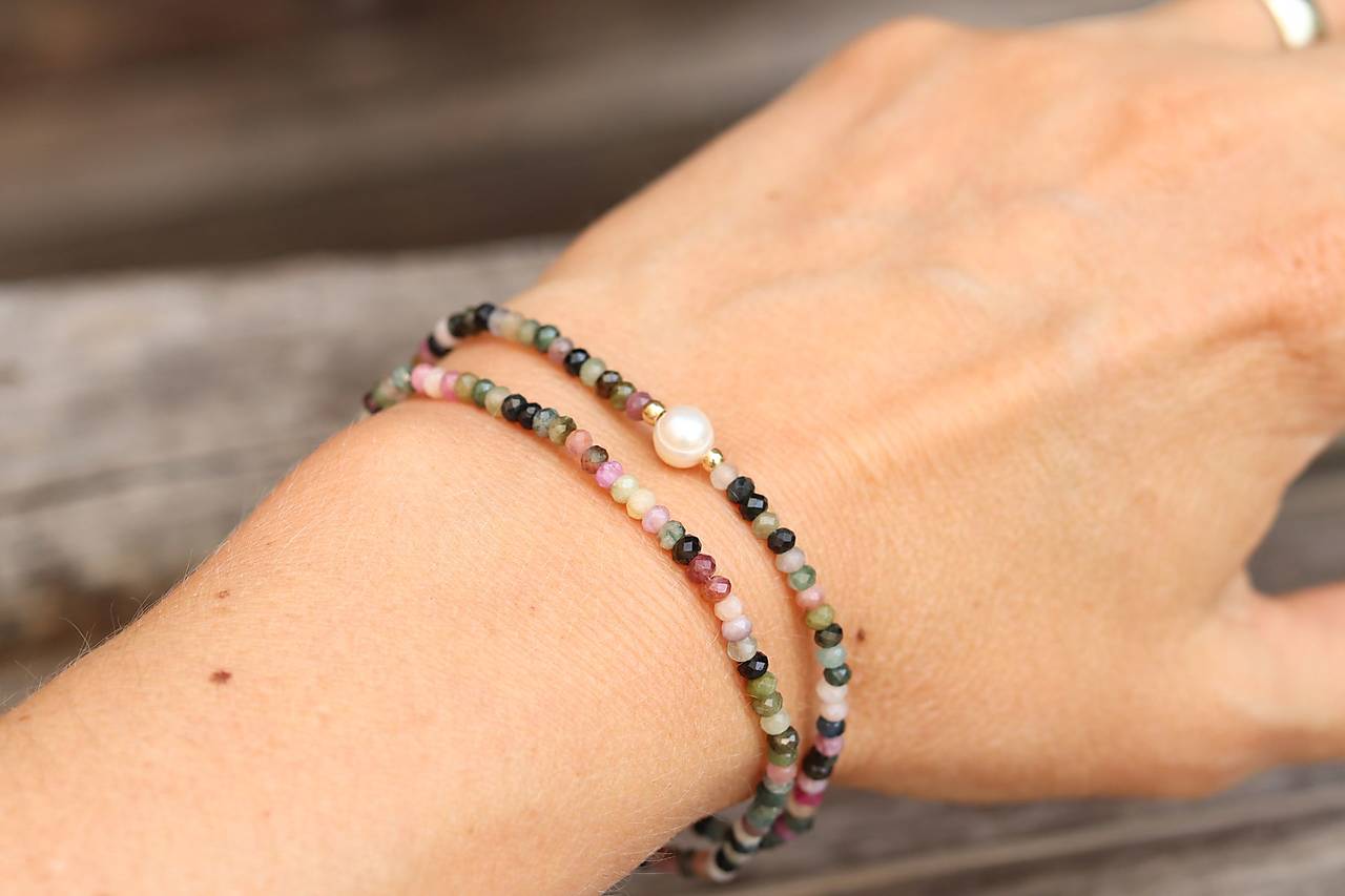 Tenký náramok z minerálu turmalín