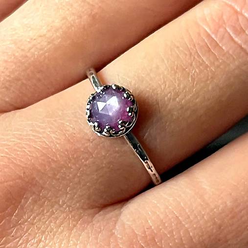 ZĽAVA 5% Natural Ruby Filigree AG925 Silver Ring  / Strieborný prsteň s rubínom E004