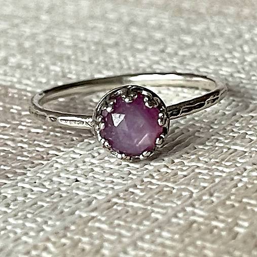 ZĽAVA 5% Natural Ruby Filigree AG925 Silver Ring  / Strieborný prsteň s rubínom E004