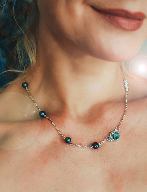 Strieborný náhrdelník s perleťou Paua a čiernymi perlami- Bokeh PeaFeat Black Pearl