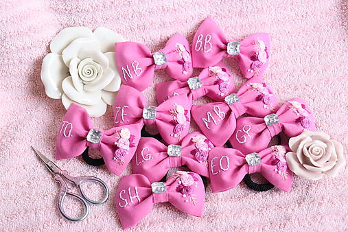 Detské doplnky - Vyšívané mašličky s iniciálmi a kamienkami ♡ - 16729515_