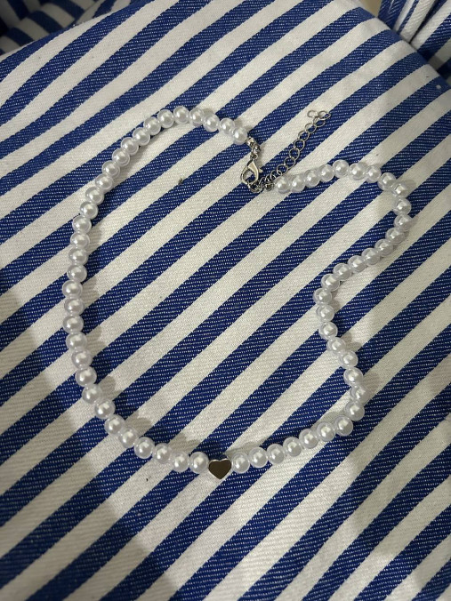 Náhrdelníky - Chocker perlový náhrdelník so srdiečkom  - 16728578_