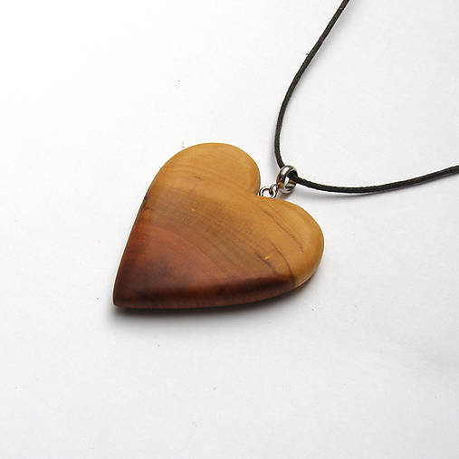 Náhrdelníky - Drevený prívesok - mirebelkové srdiečko - 16732573_
