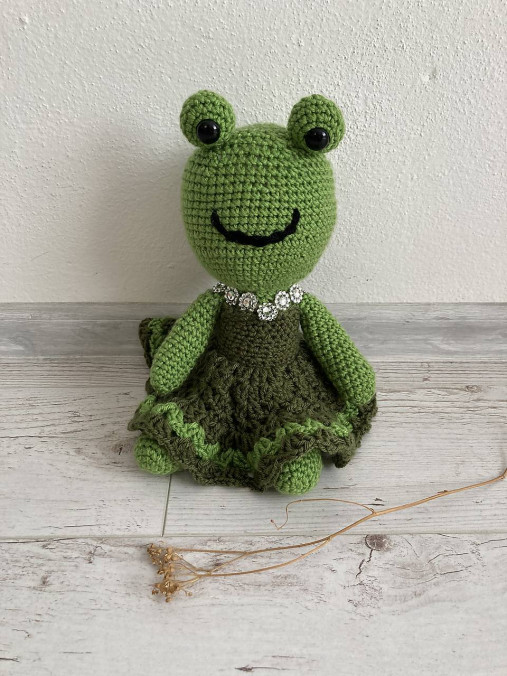 Hračky - žaba-žabka v sukničke /háčkovaná hračka/ - 16732674_