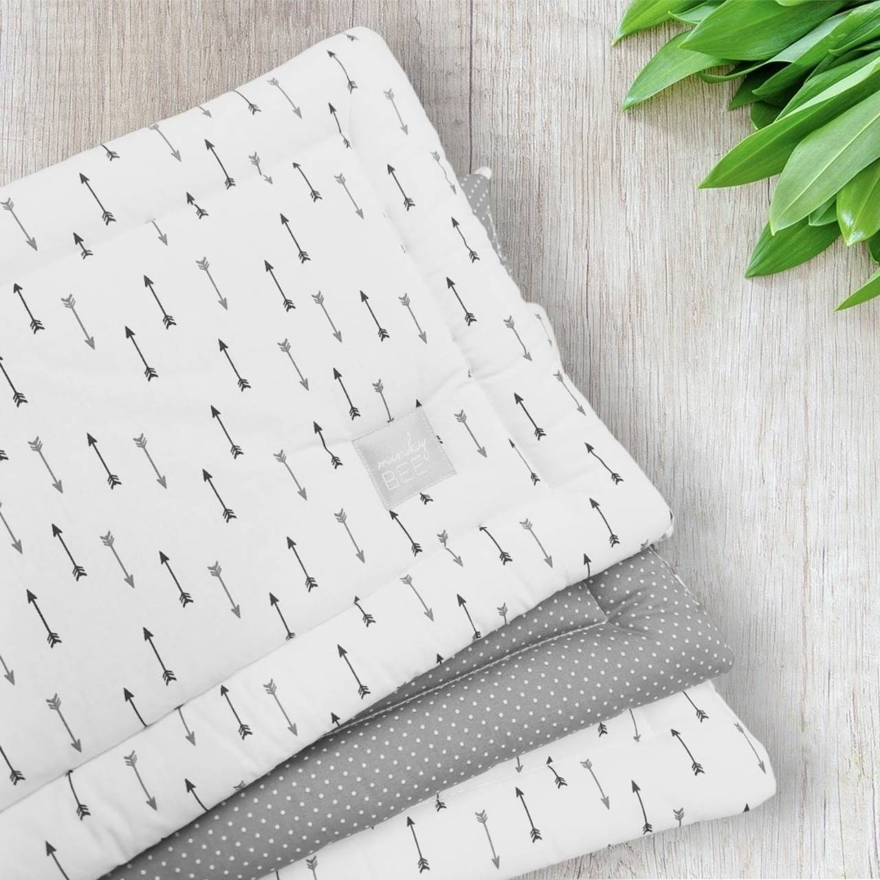 Plochý mantinel polovičný (Šípy /bodky na šedej)