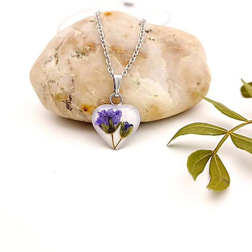 Náhrdelníky - Maličký živicový prívesok _ Oceľové srdiečko 2 - 16734967_