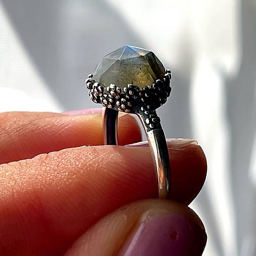 Labradorite Filigree Flower AG925 Silver Ring  / Strieborný prsteň s prírodným brúseným labradoritom E044