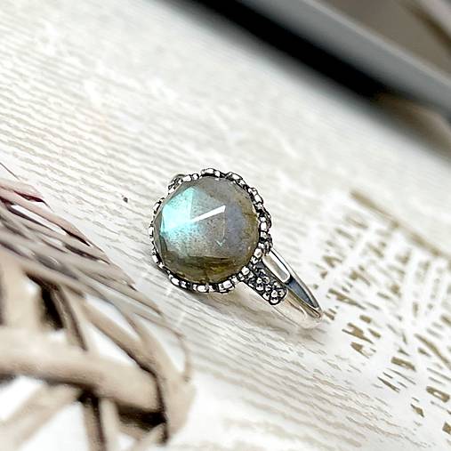 Labradorite Filigree Flower AG925 Silver Ring  / Strieborný prsteň s prírodným brúseným labradoritom E044