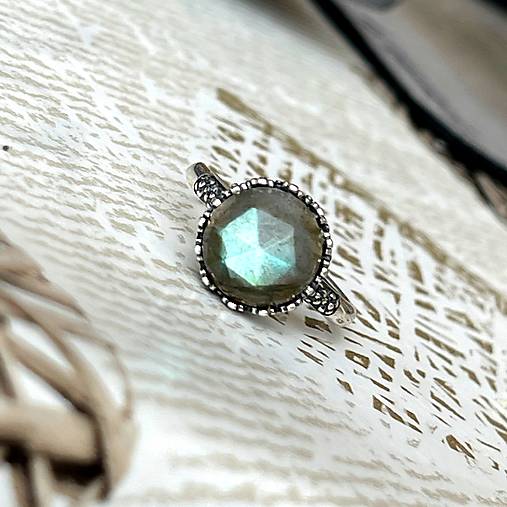 Labradorite Filigree Flower AG925 Silver Ring  / Strieborný prsteň s prírodným brúseným labradoritom E044